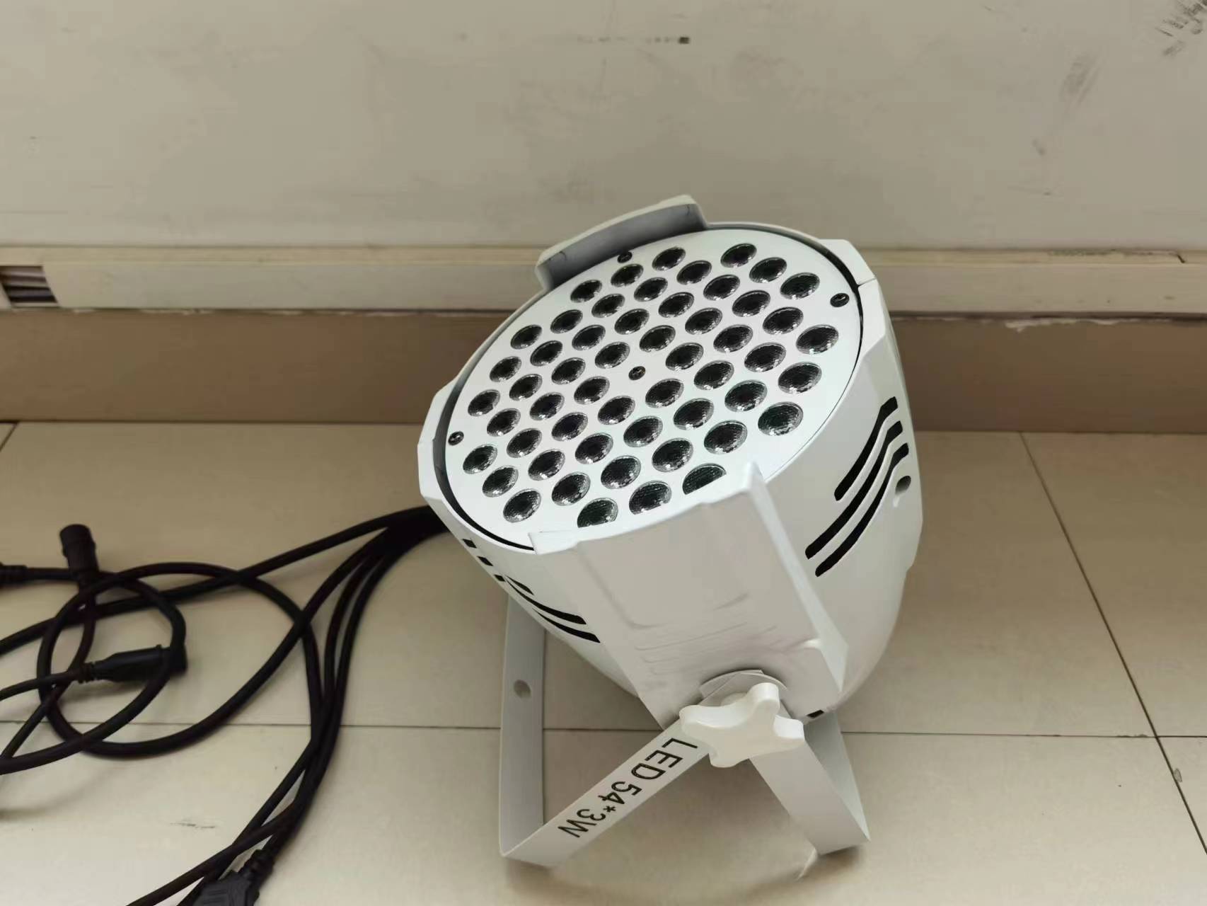 Direct selling of popular white housing led 54 * 3W RGBW dyeing handkerchief lamp led par light