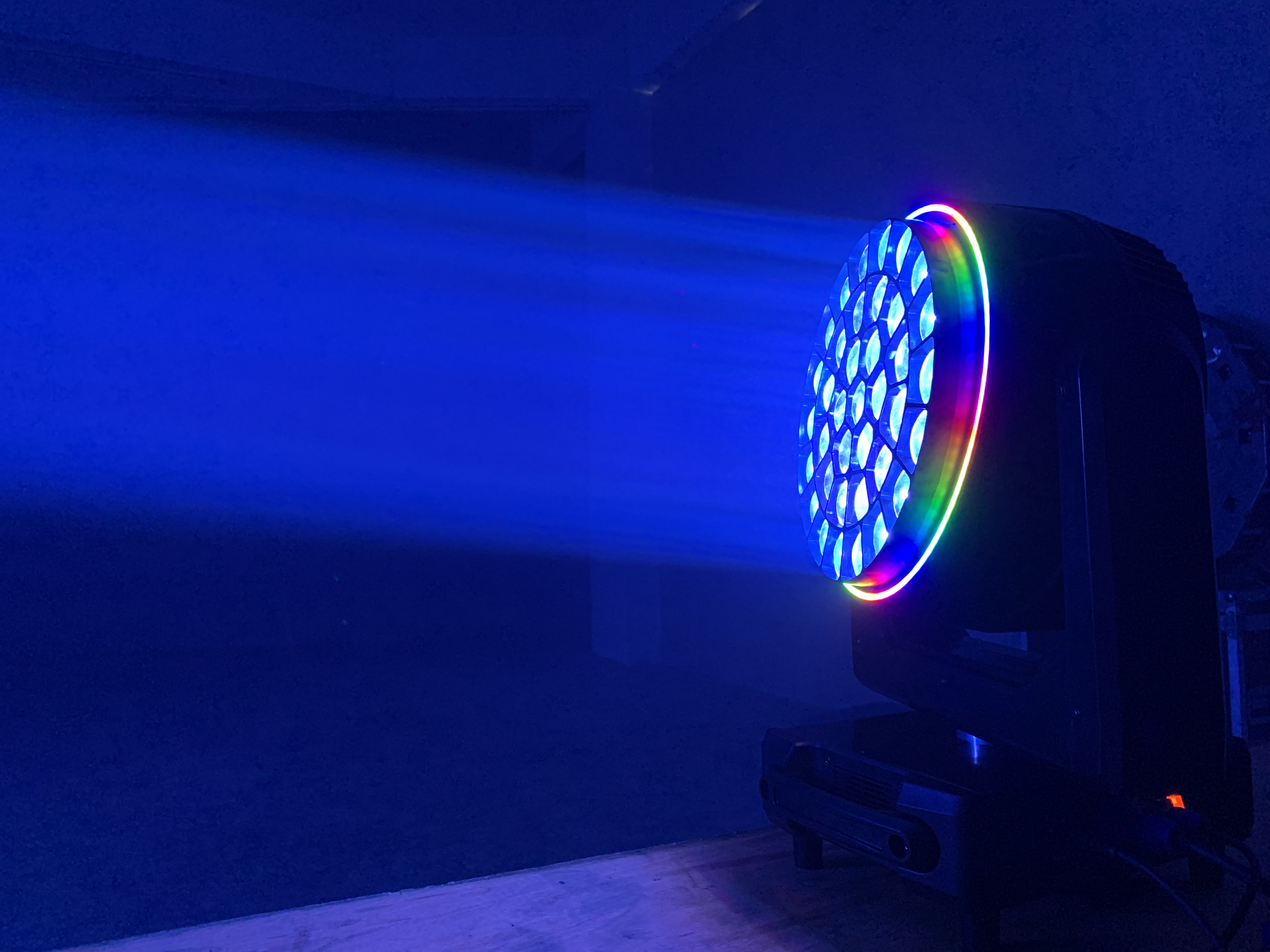 Veleprodajna cijena 37*40W RGBW BEE EYE LED Zoom pranje Pomicanje glave svjetla pčelinjeg oka LED Pokretna svjetlost glave za dekoraciju pozornice